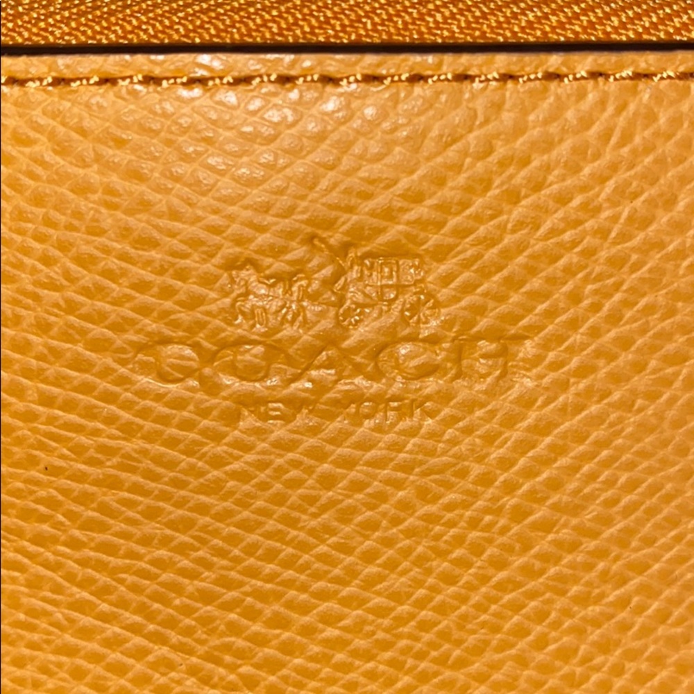 Coach Triangular shaped leather bag - Picture 2 of 7